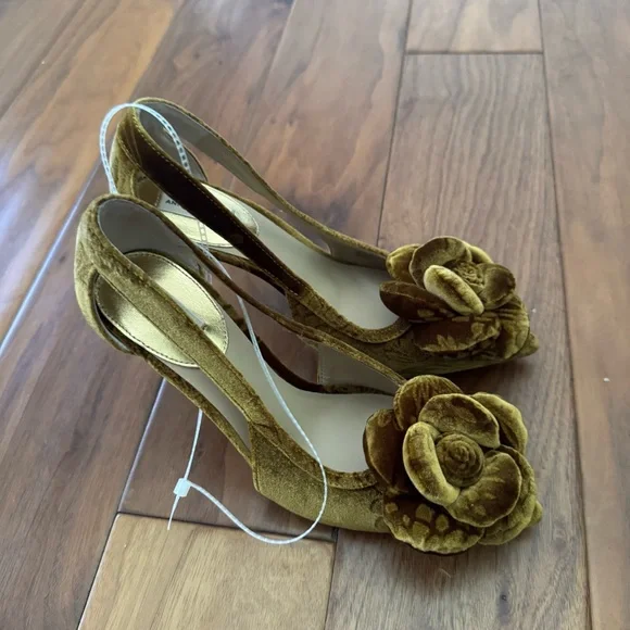 NWT Antonio Melani Ester Velvet Flower Heel Pumps Sz 7,5 - Picture 2 of 10